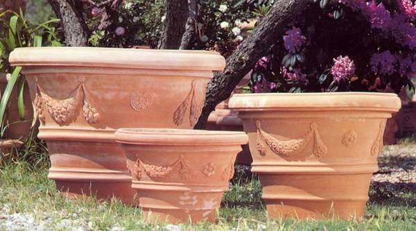 Foto von 3 winterharten Töpfen aus Terracotta Impruneta als Gartendekoration im Keramik-Stall Forch
